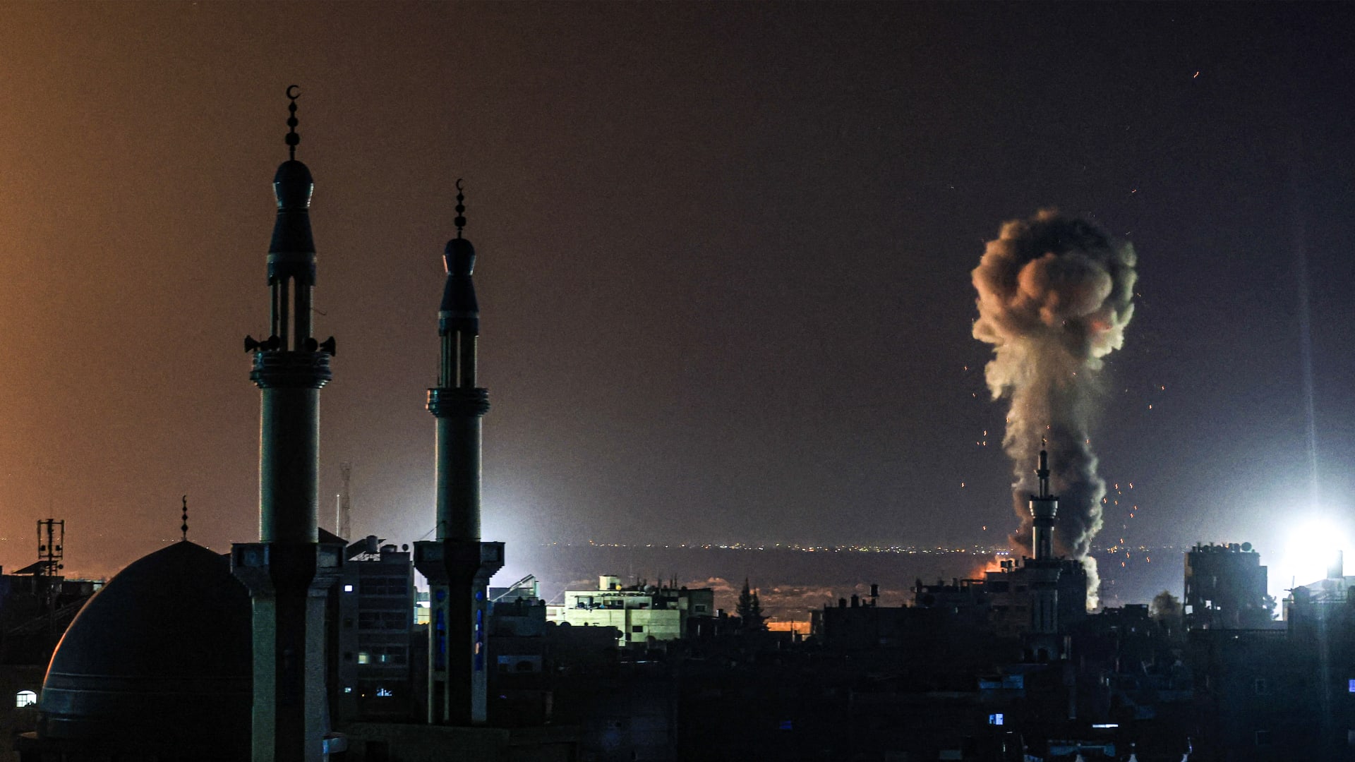 لقطات أظهرت التغيرات في المدينة.. جنرال إسرائيلي: لا خطة لخفض عدد القتلى المدنيين في رفح 1 لقطات أظهرت التغيرات في المدينة.. جنرال إسرائيلي: لا خطة لخفض عدد القتلى المدنيين في رفح