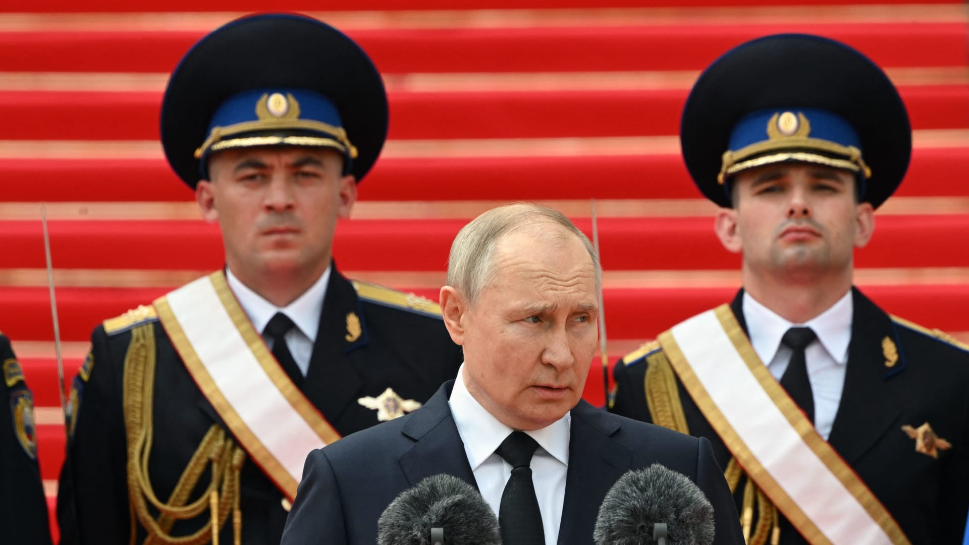 "أوقفتم حربًا أهلية".. بوتين يشيد بقواته.. وزعيم فاغنر: لو أردت لذهبت إلى موسكو