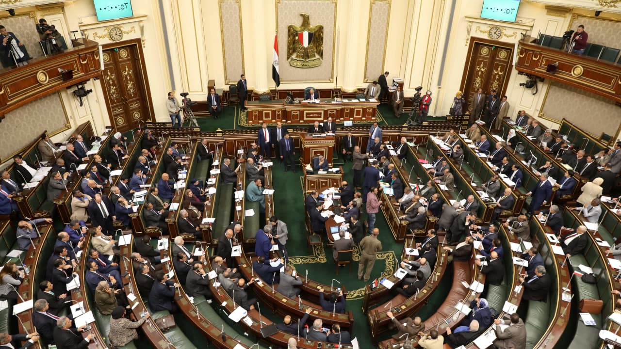 البرلمان المصري يفوض السيسي في اتخاذ إجراءات لحماية الأمن القومي.. ودعوات للتظاهر"ضد التهجير لسيناء"