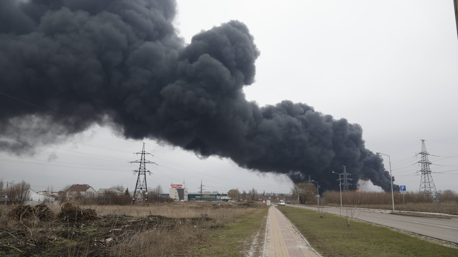 لحظة استهداف مخزن وقود داخل روسيا بمروحيتين يزعم أنهما لأوكرانيا