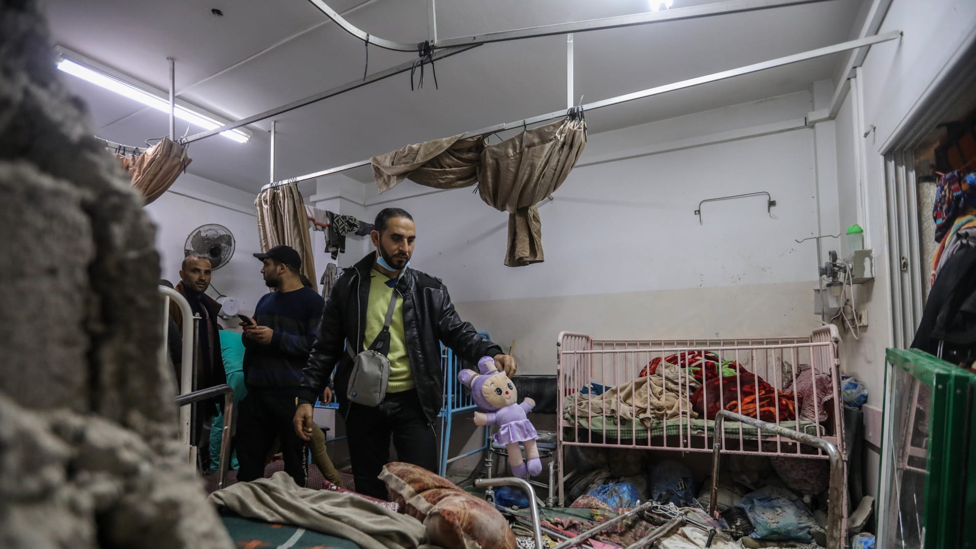 فيديو يظهر المشهد بعد قصف مستشفى ناصر في غزة.. ومقتل فتاة بُترت ساقها سابقا