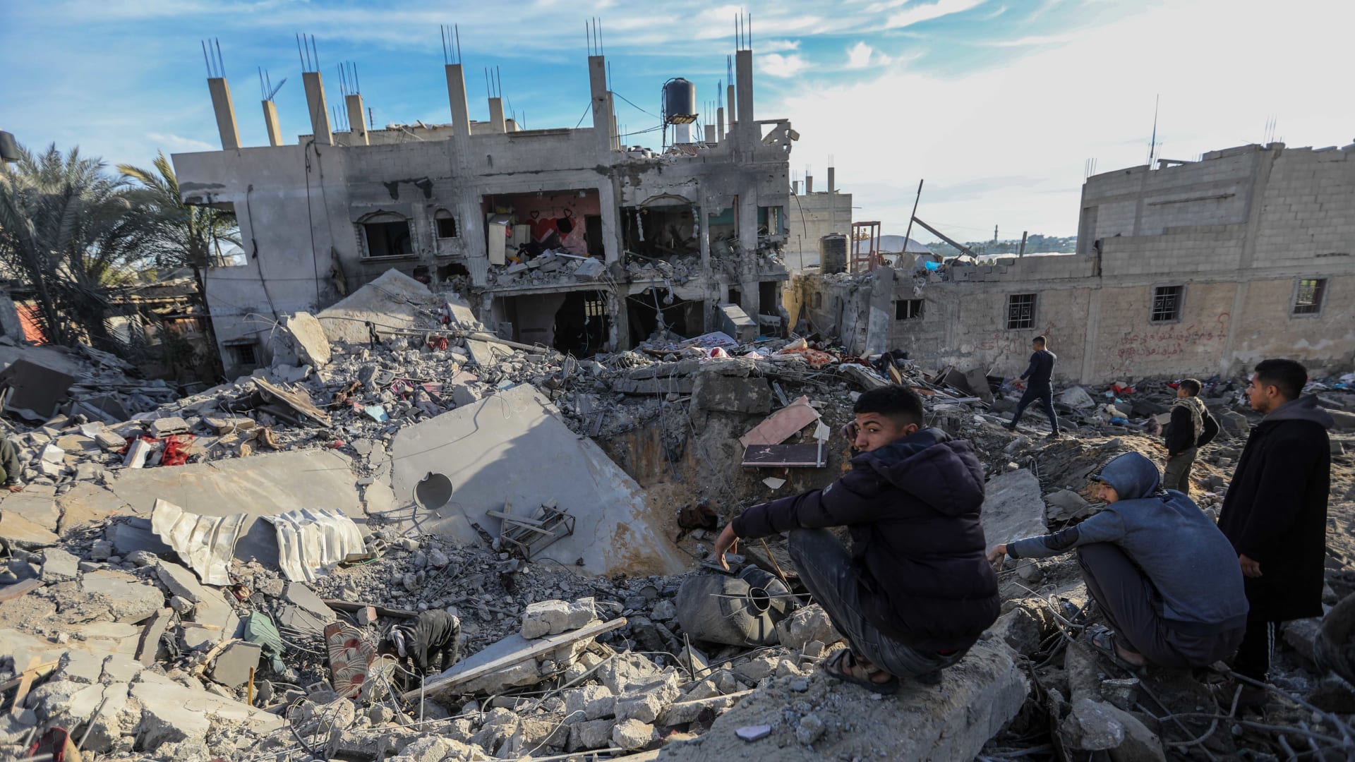 أكثر من 75% من سكان غزة نازحون.. رئيس مفوضية اللاجئين يتحدث لـCNN حول الأزمة الإنسانية