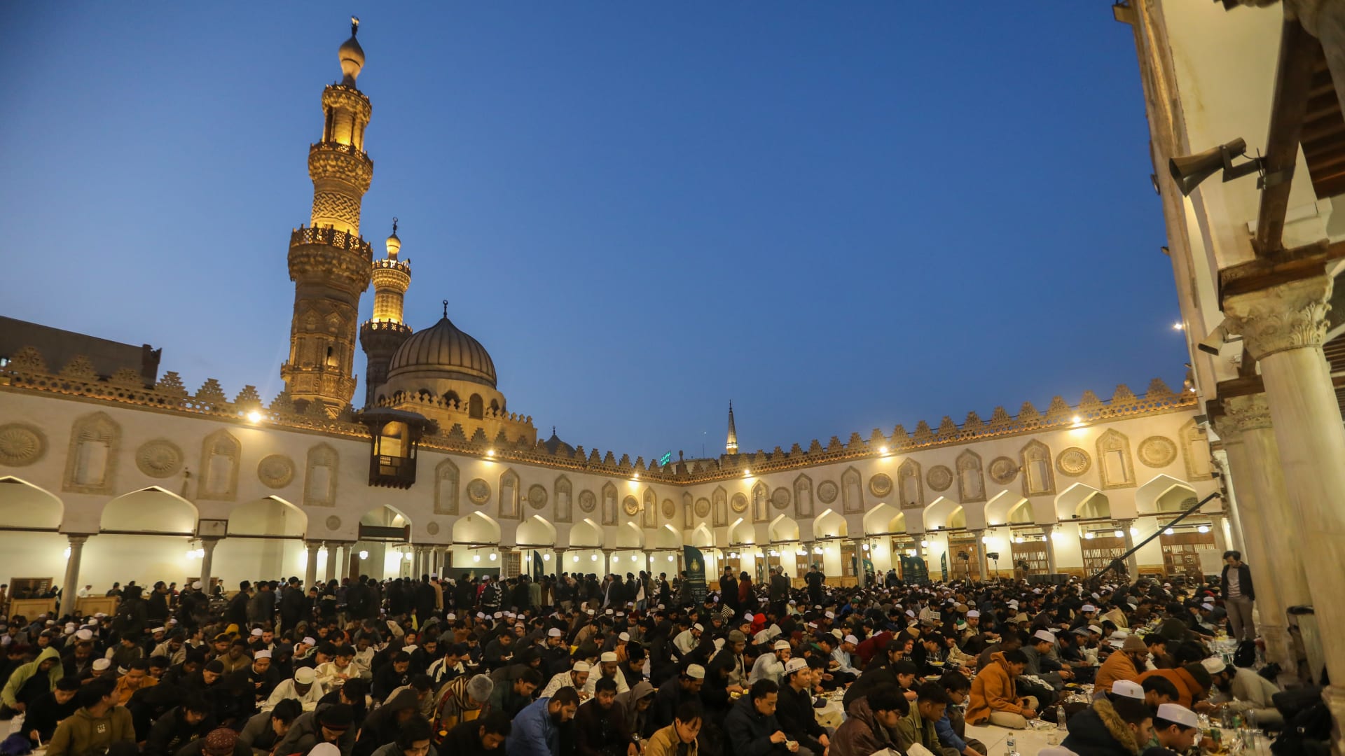 مصر.. "تصويب عاجل" لوزارة الأوقاف عن منع إذاعة صلاتي الفجر والمغرب بمكبرات الصوت