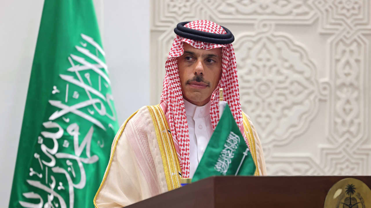 وزير خارجية السعودية ردًا على سؤال: "أي مستقبل وغزة تدمر وكل ساعة يموت العشرات"