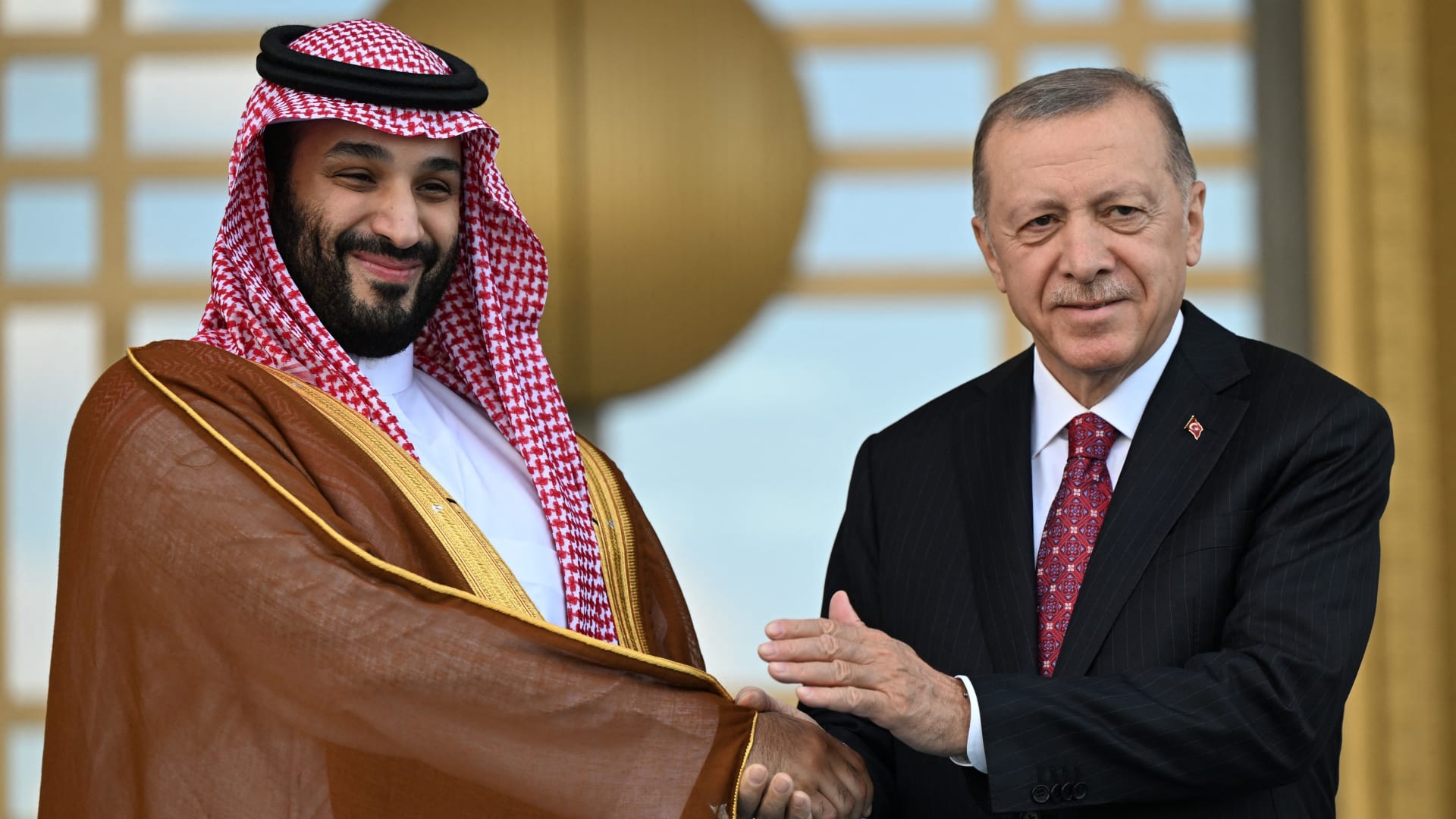 لحظة استقبال أردوغان لولي العهد السعودي بعد وصوله غلى أنقرة