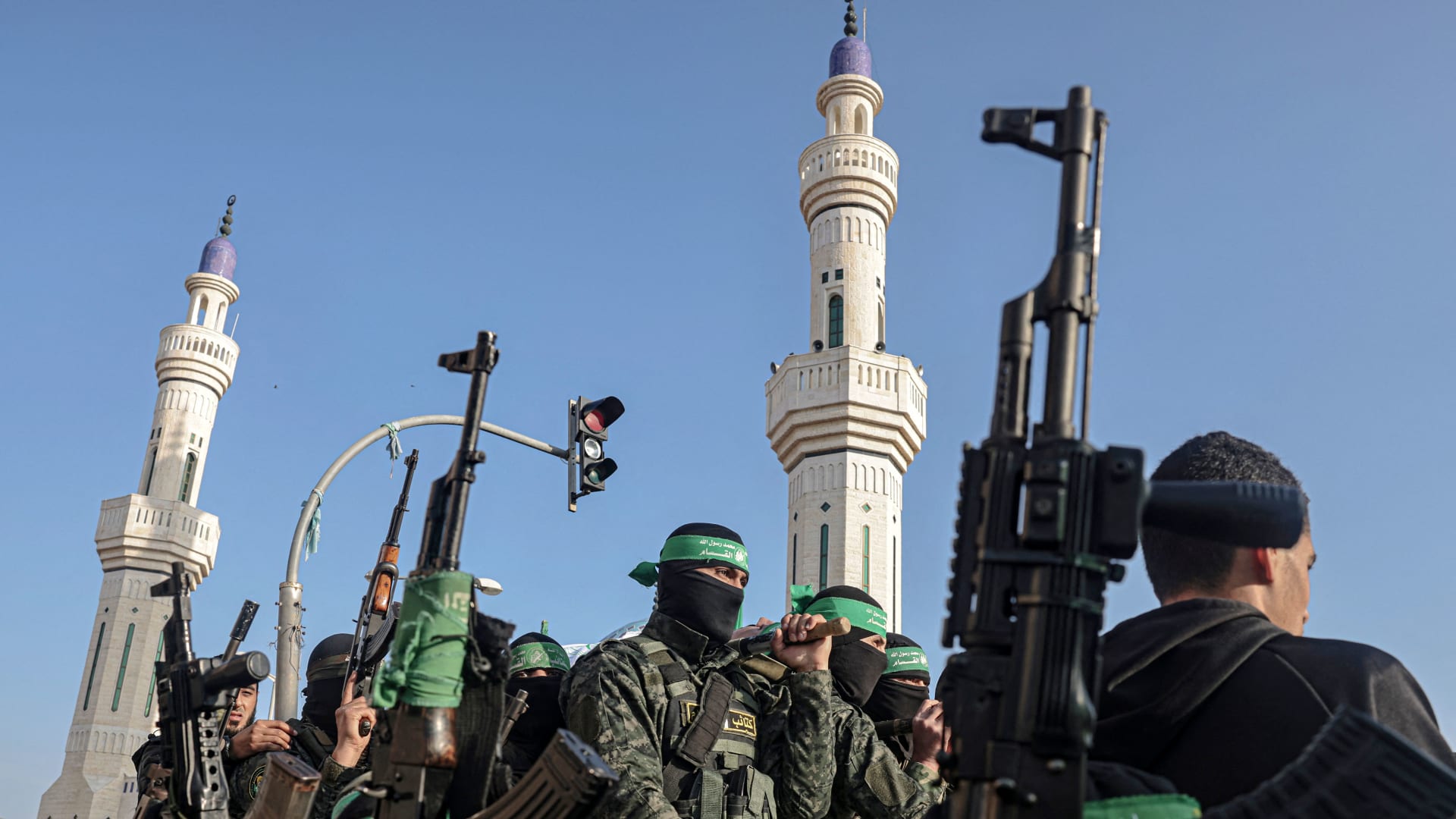 الجيش الإسرائيلي يعلن "اختراق دفاعات حماس في خان يونس".. وأمريكا توجه تحذيرًا