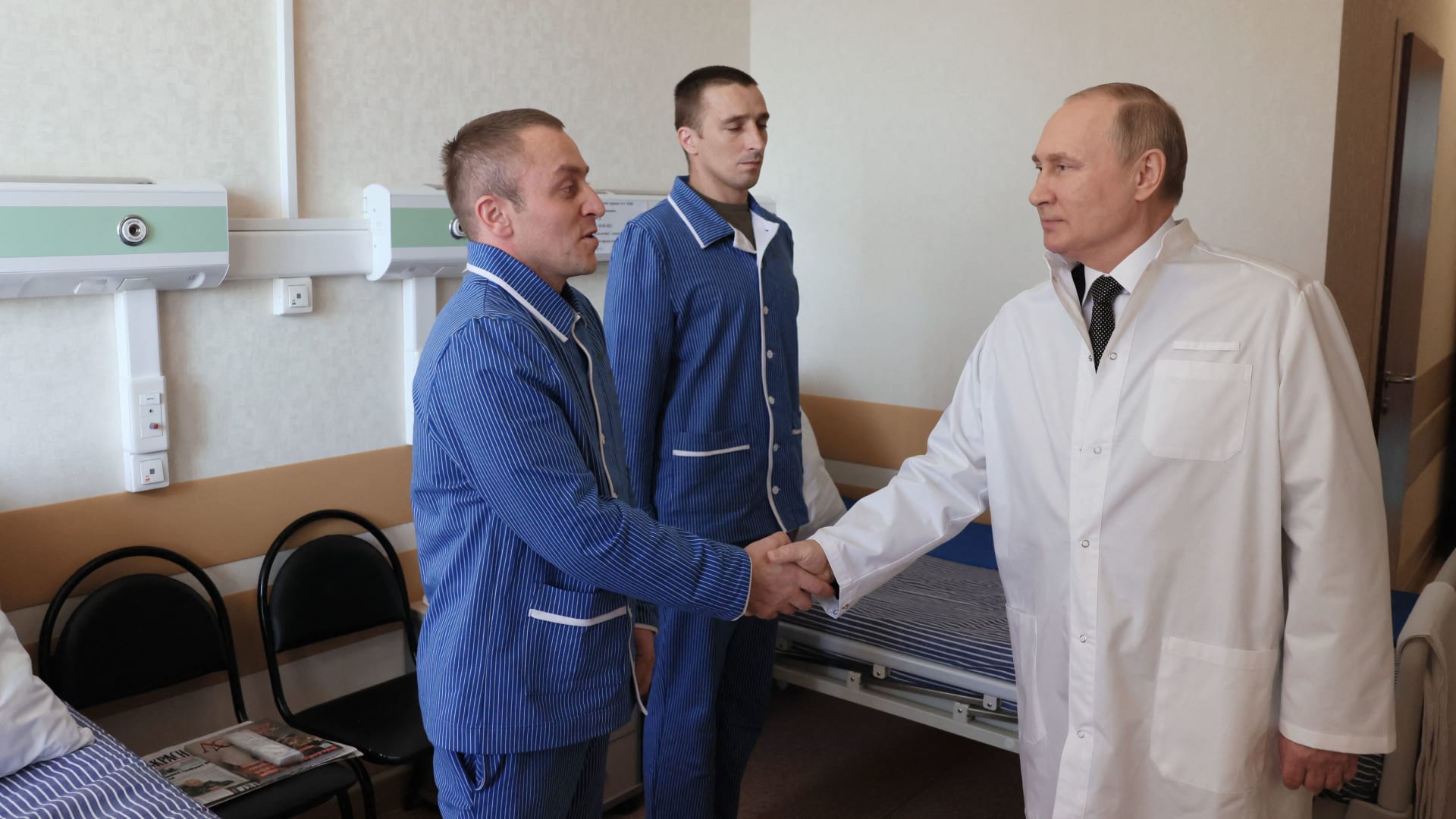 جانب من زيارة الرئيس الروسي فلاديمير بوتين للجنود المصابين 