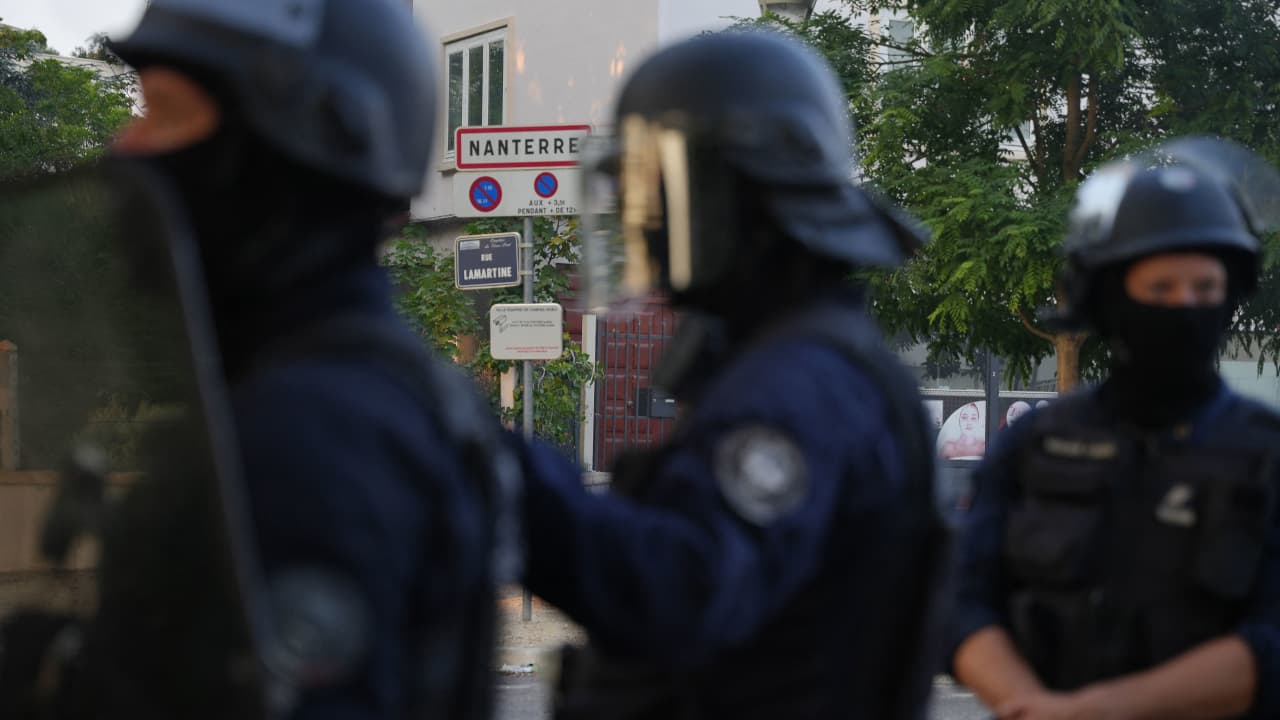 فرنسا.. مقتل مراهق برصاص ضابط شرطة.. ووزير الداخلية: "سنحقق في المأساة"