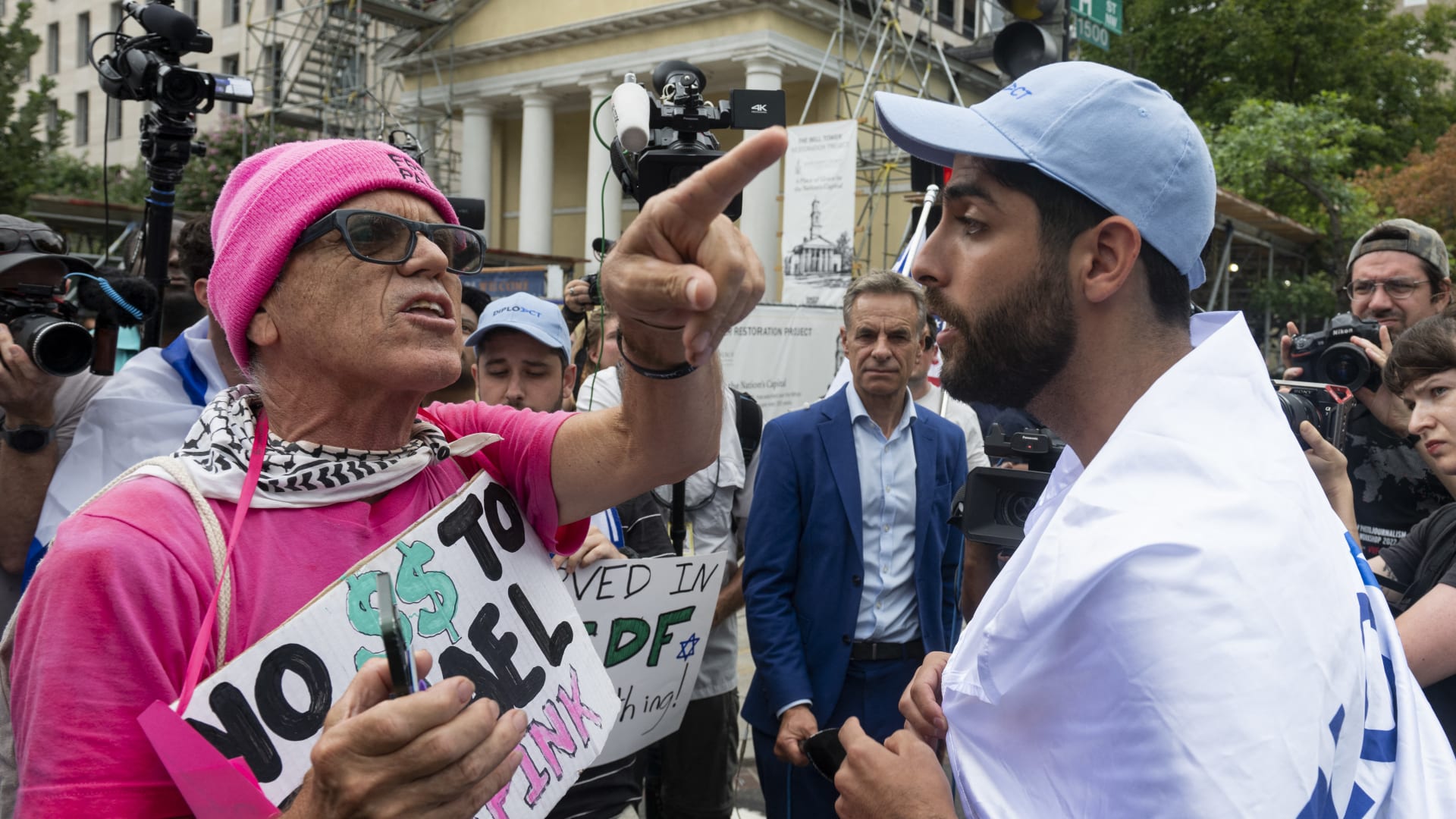 رفعوا دمية لنتنياهو بيدين ملطختين بالدماء.. هكذا عبّر متظاهرون أمام البيت الأبيض عن احتجاجهم