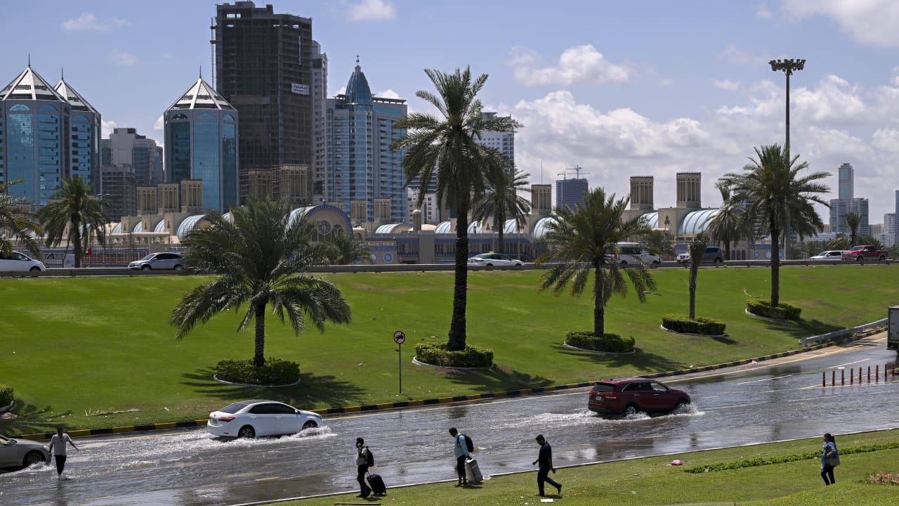 بعد سقوط أكبر كميات أمطار منذ 75 عامًا.. الإمارات تعلن انتهاء المنخفض الجوي 