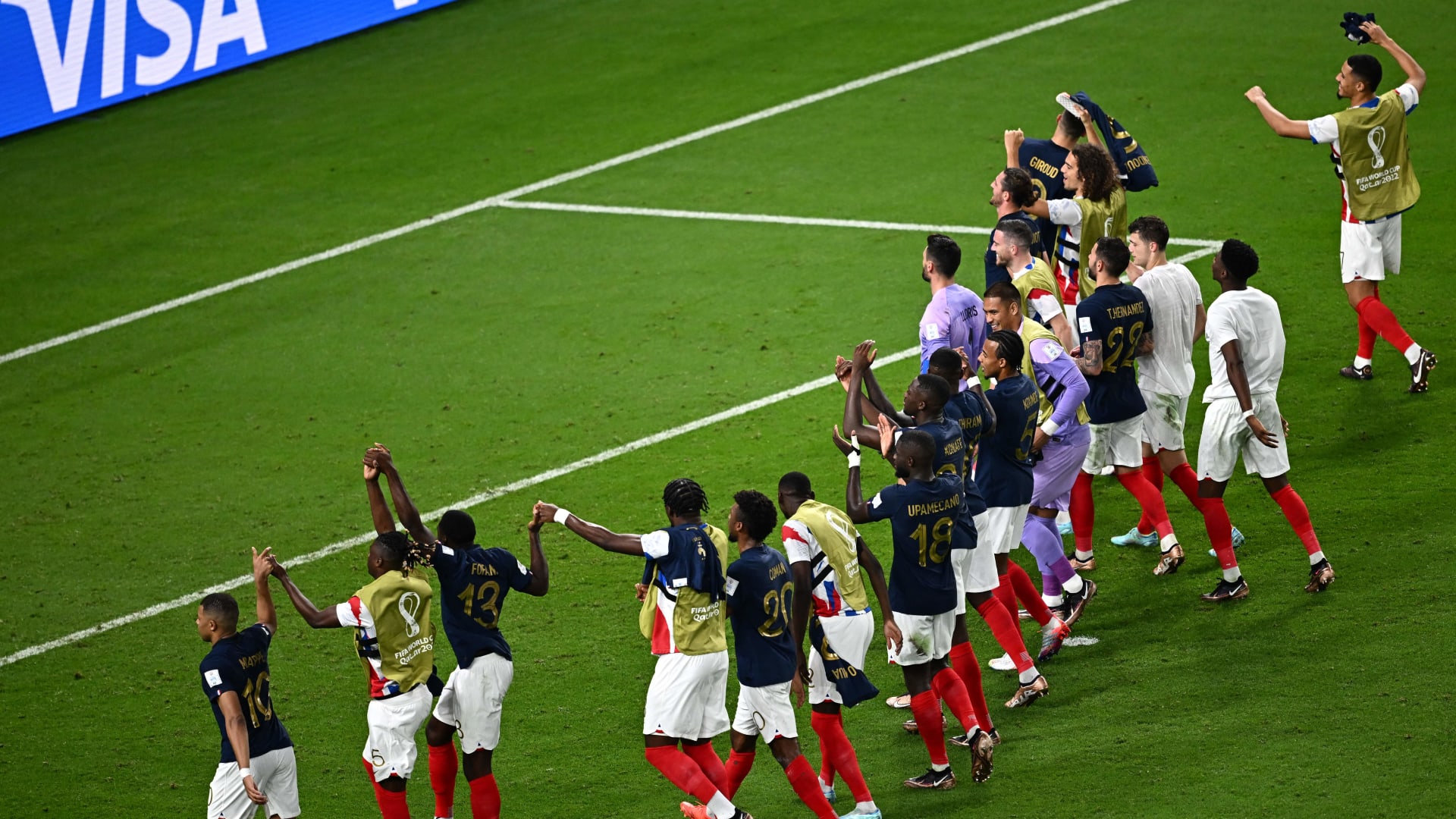 لاعبو المنتخب الفرنسي يحتفلون بالفوز 