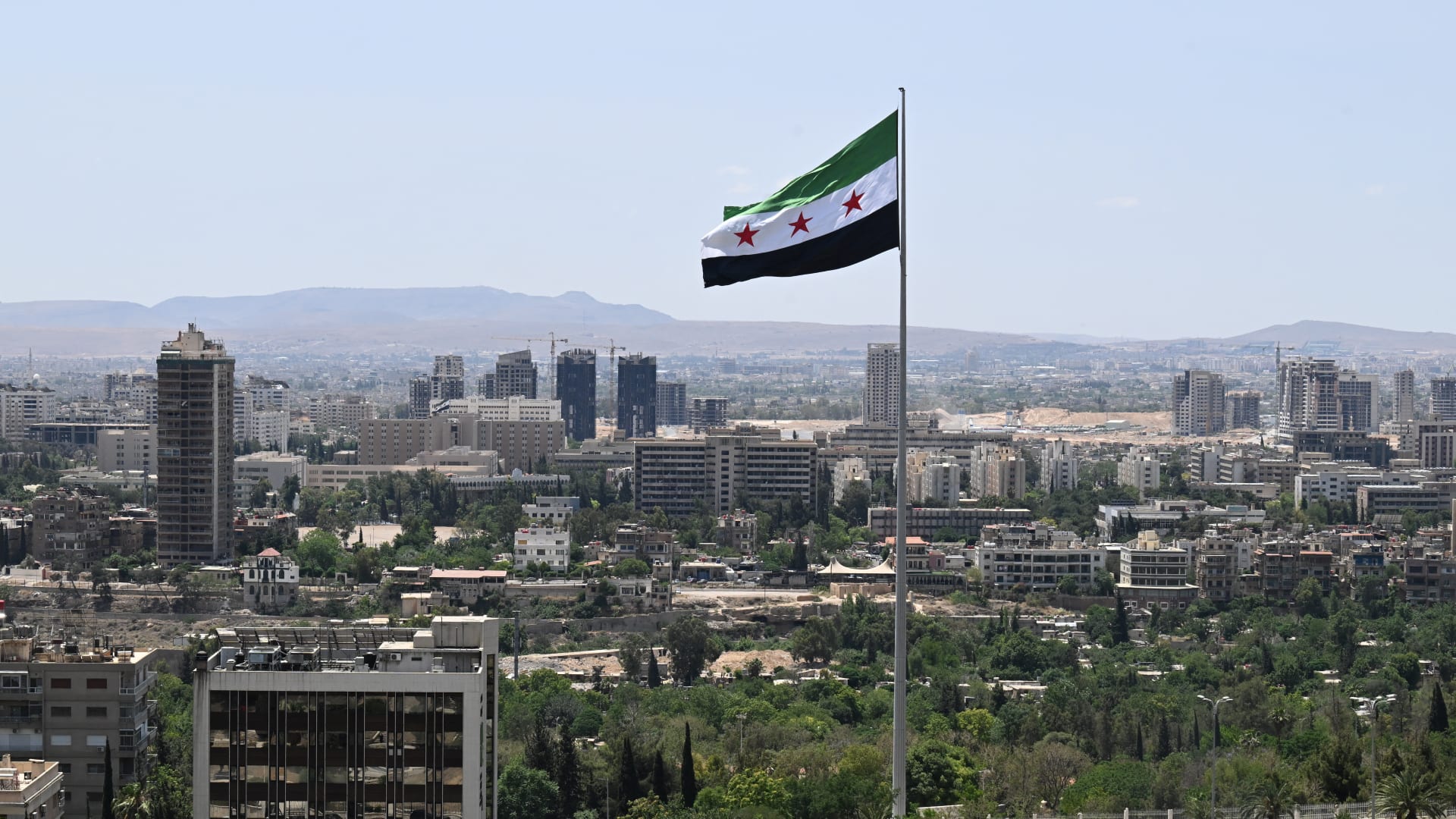 خطوة ترامب برفع العقوبات عن سوريا.. هل هي فكرة جيدة وما آلية تطبيقها؟ خبيران يعلقان لـCNN