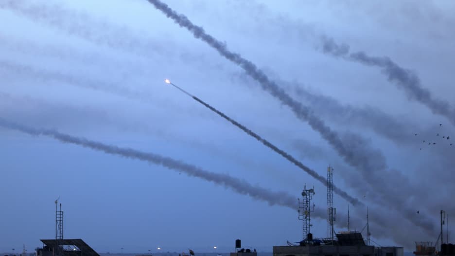 هجوم كبير وغير مسبوق على إسرائيل.. حماس تقول إنها أطلقت آلاف الصواريخ