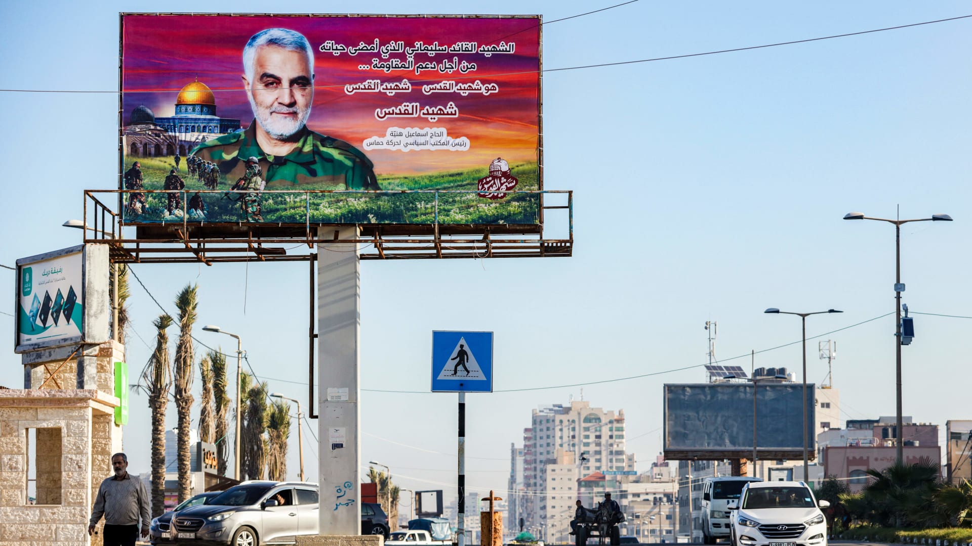 صورة أرشيفية من قطاع غزة للافتة عليها صورة قاسم سليماني 