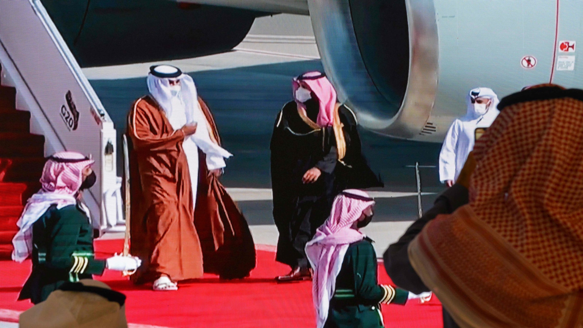 لحظة هبوط طائرة أمير قطر إلى السعودية بعد فتح الحدود والمصالحة الخليجية
