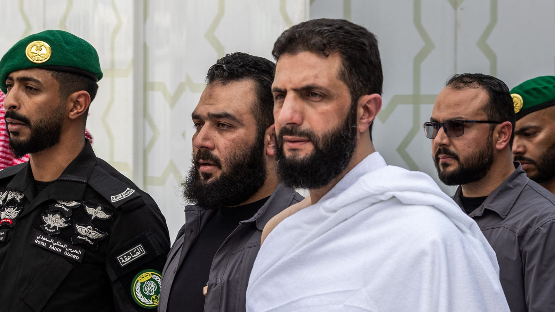 “تصويت غير مباشر” يثير تساؤلات عن مدى شمولية البرلمان السوري الجديد