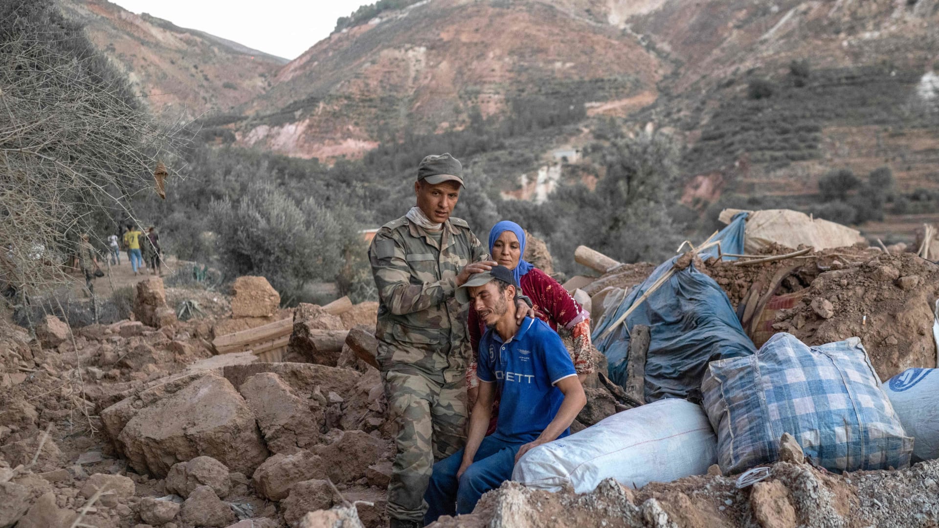 آمال الإنقاذ تتلاشى مع تجاوز عدد القتلى 2900 شخص في المغرب