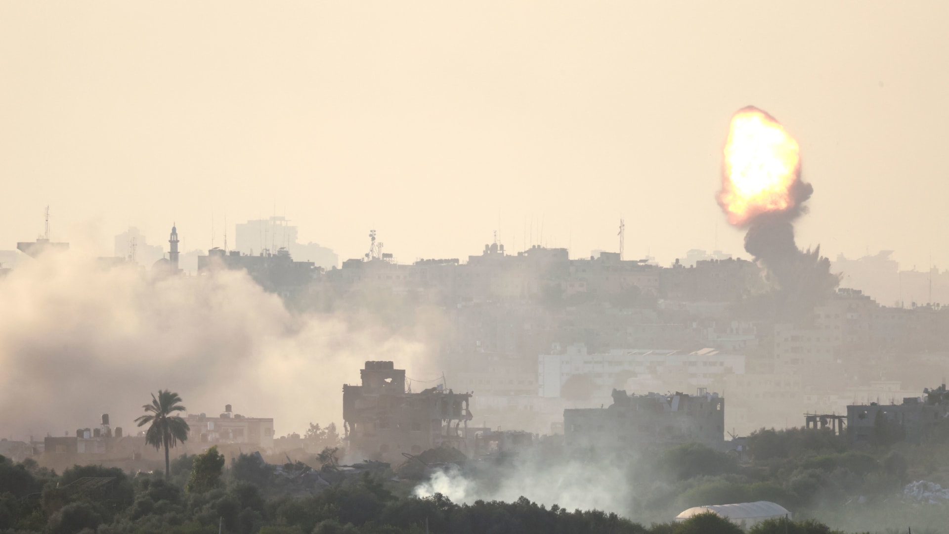 لحظة إطلاق إسرائيلية النار على سيارة ركاب في غزة