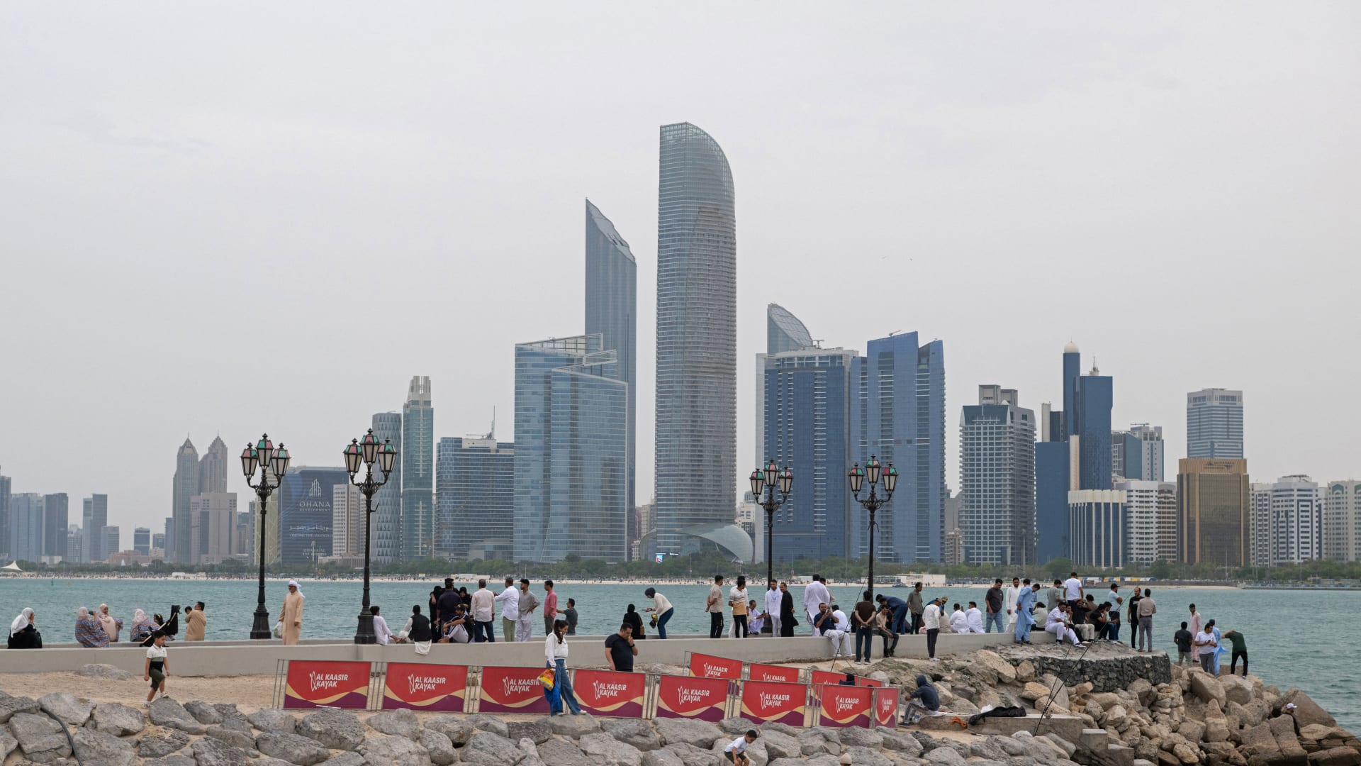 وزارة الدفاع الإماراتية: دفاعاتنا تعاملت مع 4 صواريخ و25 مُسيرة إيرانية