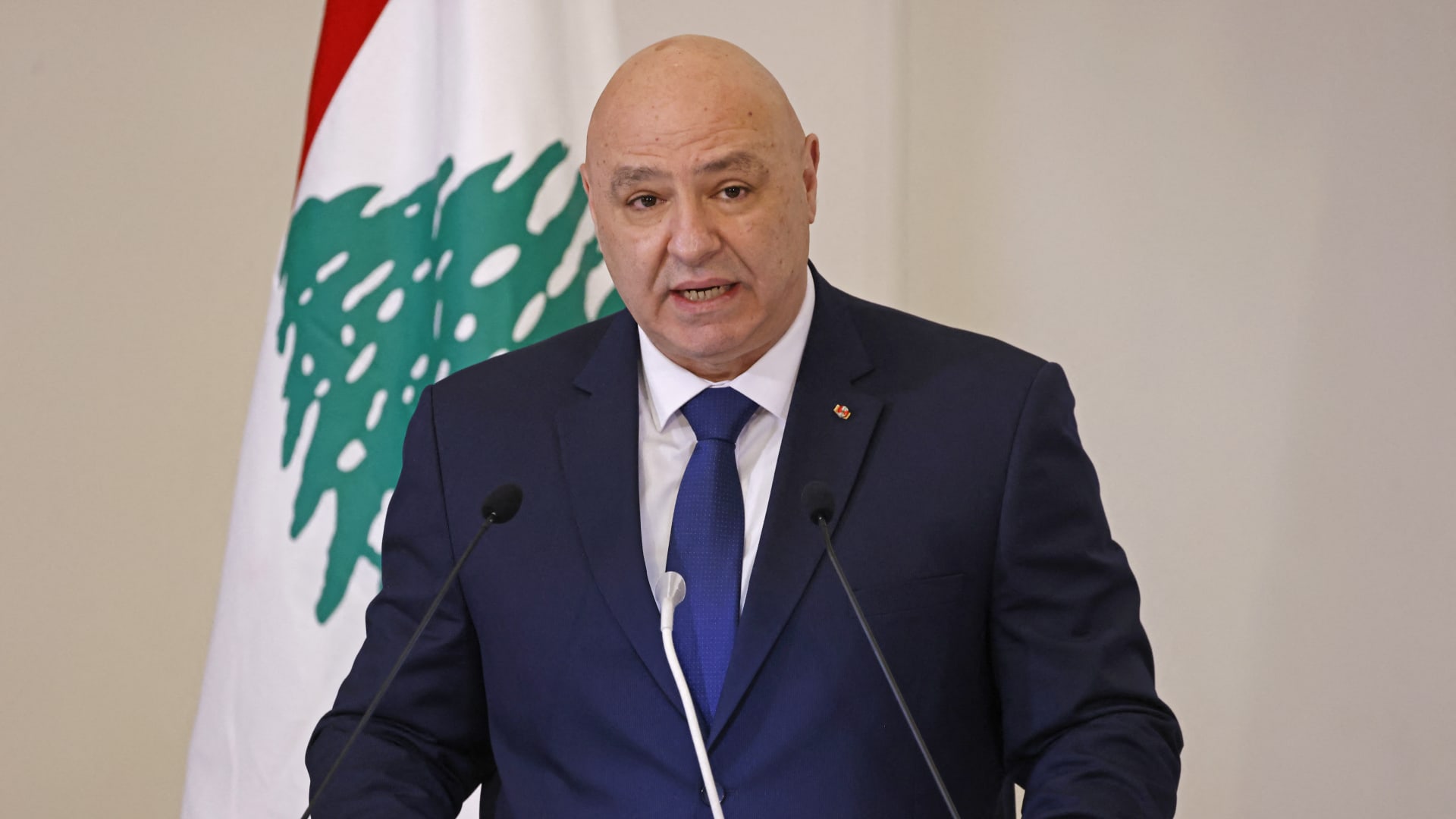 رئيس لبنان يعلق بعد تصريحات المبعوث الأمريكي لسوريا عن "تهديد وجودي" لبلاده