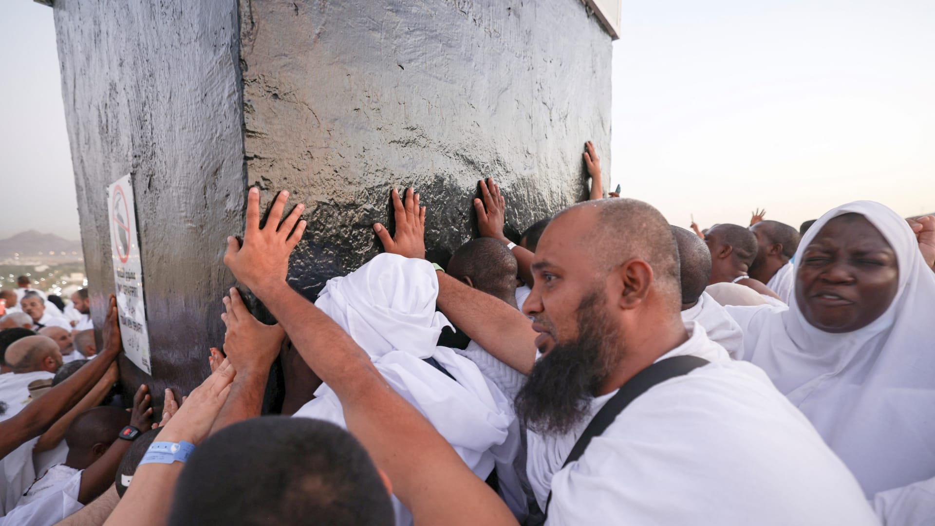 من "تضعيف" صحة حديث صيام يوم عرفه إلى لقطات للحجاج.. صور من "ركن الحج الأعظم" بمناسك 2025