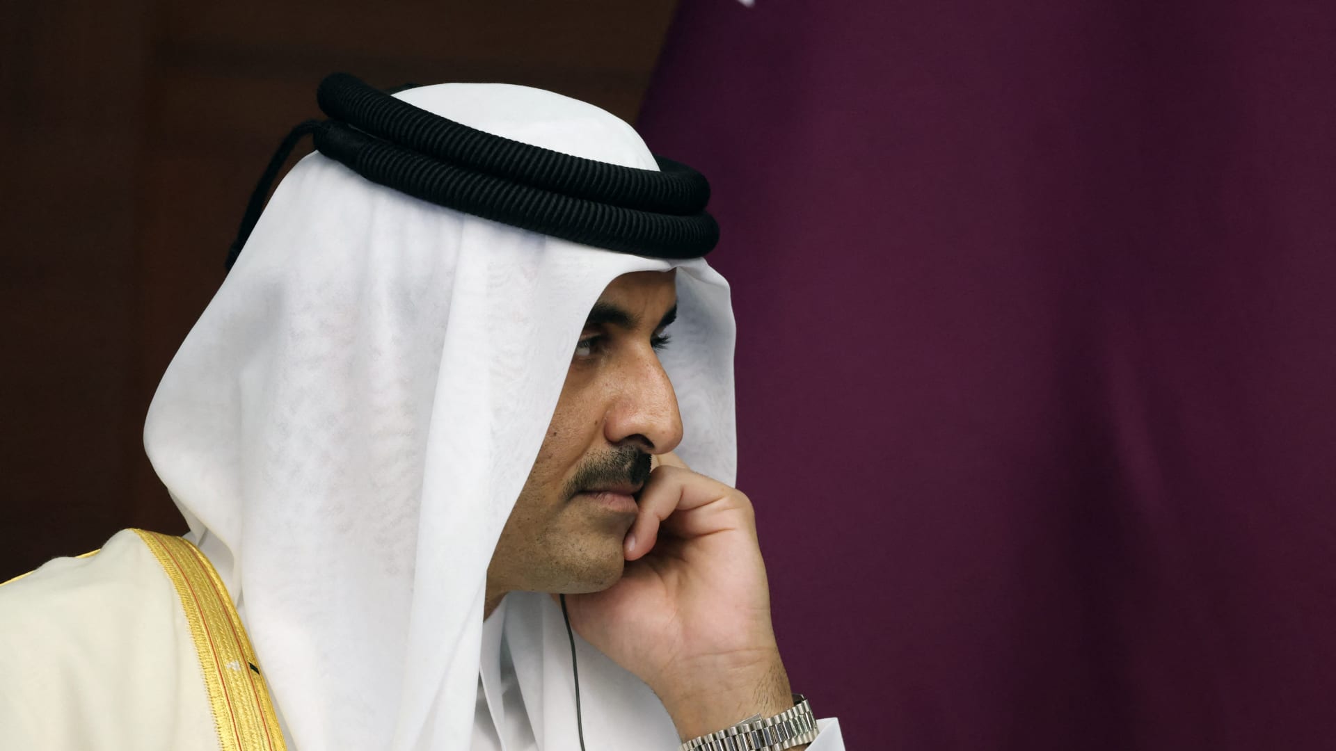 تداول ردة فعل أمير قطر بعد ضياع ركلة جزاء السعودية