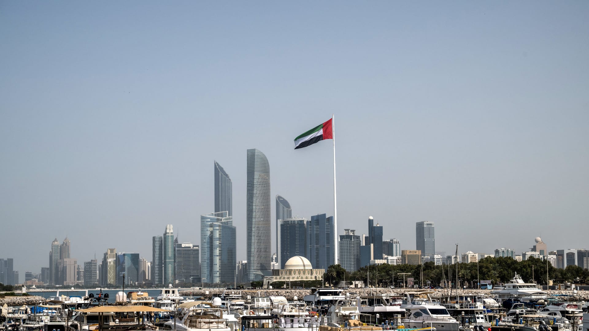 أطول مأدبة إفطار على كورنيش أبوظبي في "يوم زايد للعمل الإنساني"