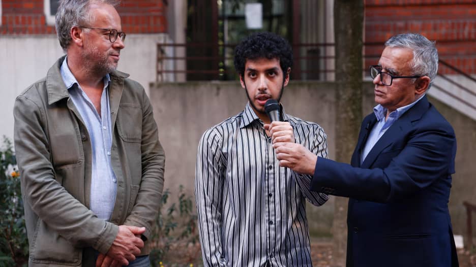 "انفجرت فرحًا".. شاهد ما قاله نجل الناشطة الإيرانية المسجونة نرجس محمدي بعد فوزها بـ"نوبل للسلام"