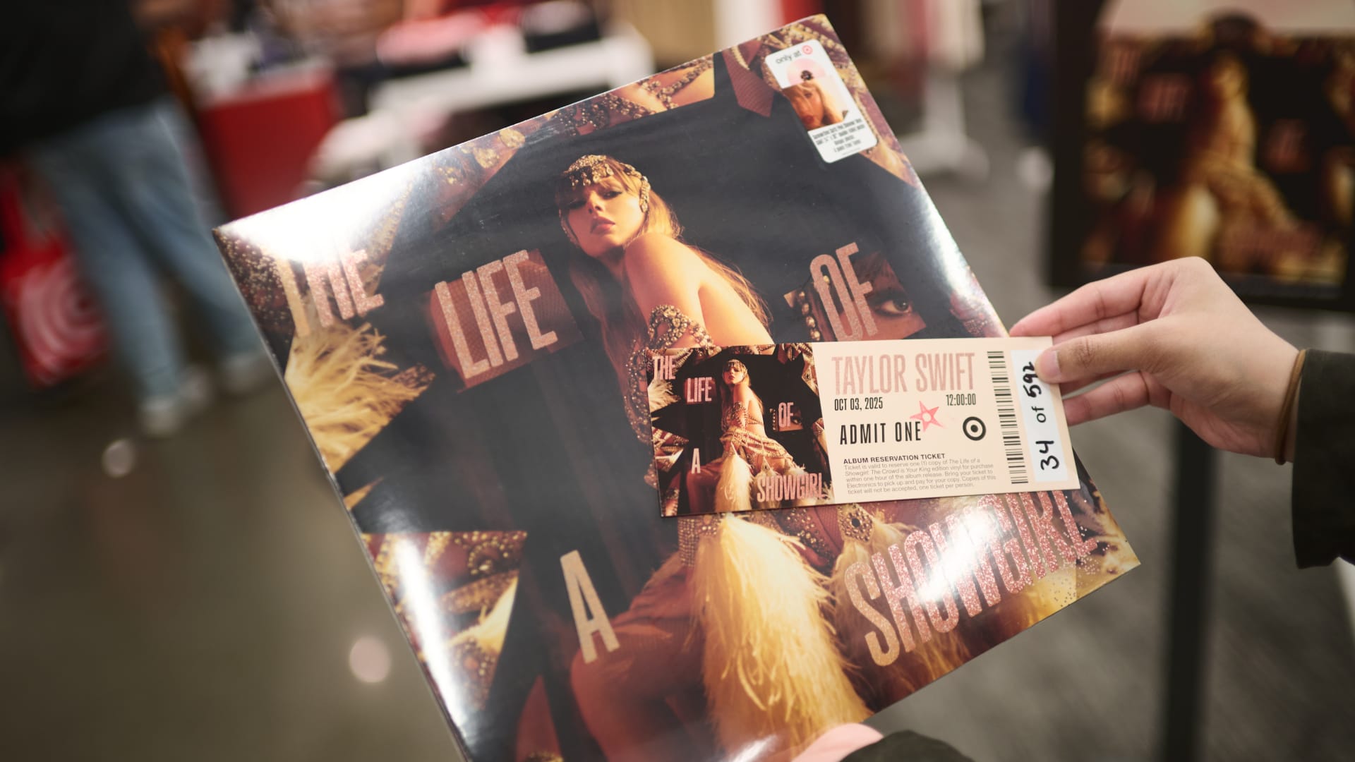 سهر معجبوها حتى وقت متأخر لانتظاره.. نظرة على ألبوم تايلور سويفت الجديد "Life of a Showgirl"