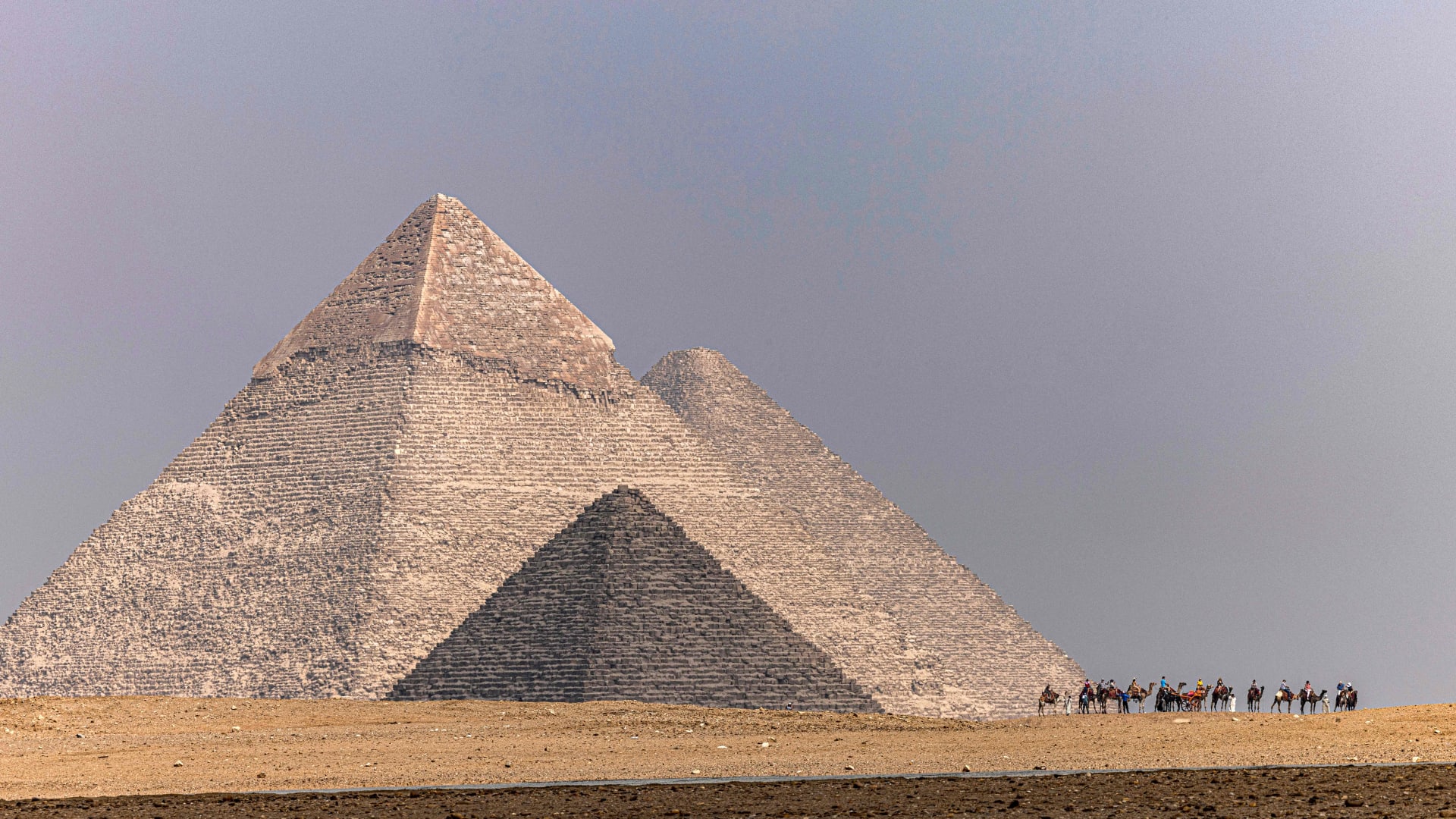 رياضية تقوم بدوران لا متناهي فوق الأهرامات في مصر