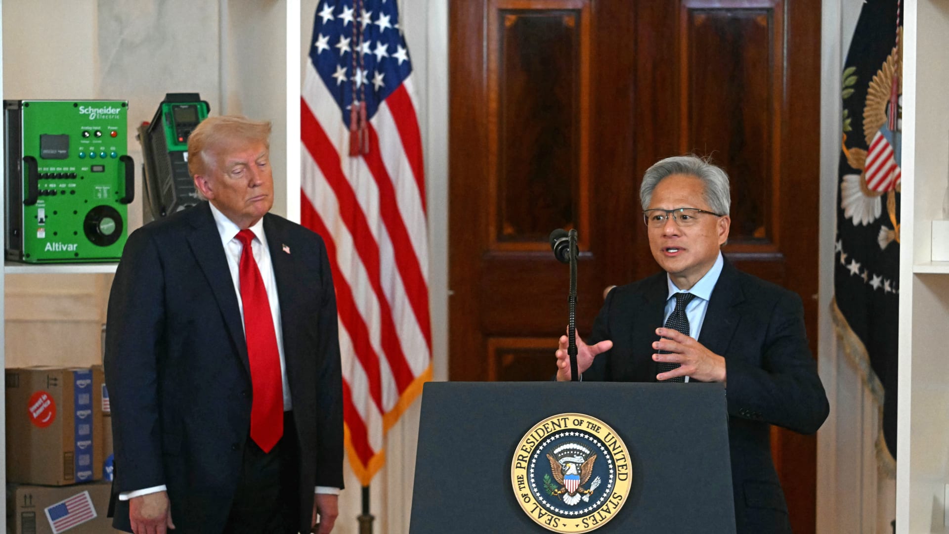 رئيس شركة إنفيديا يوضح سبب التبرع لبناء قاعة رقص ترامب في البيت الأبيض