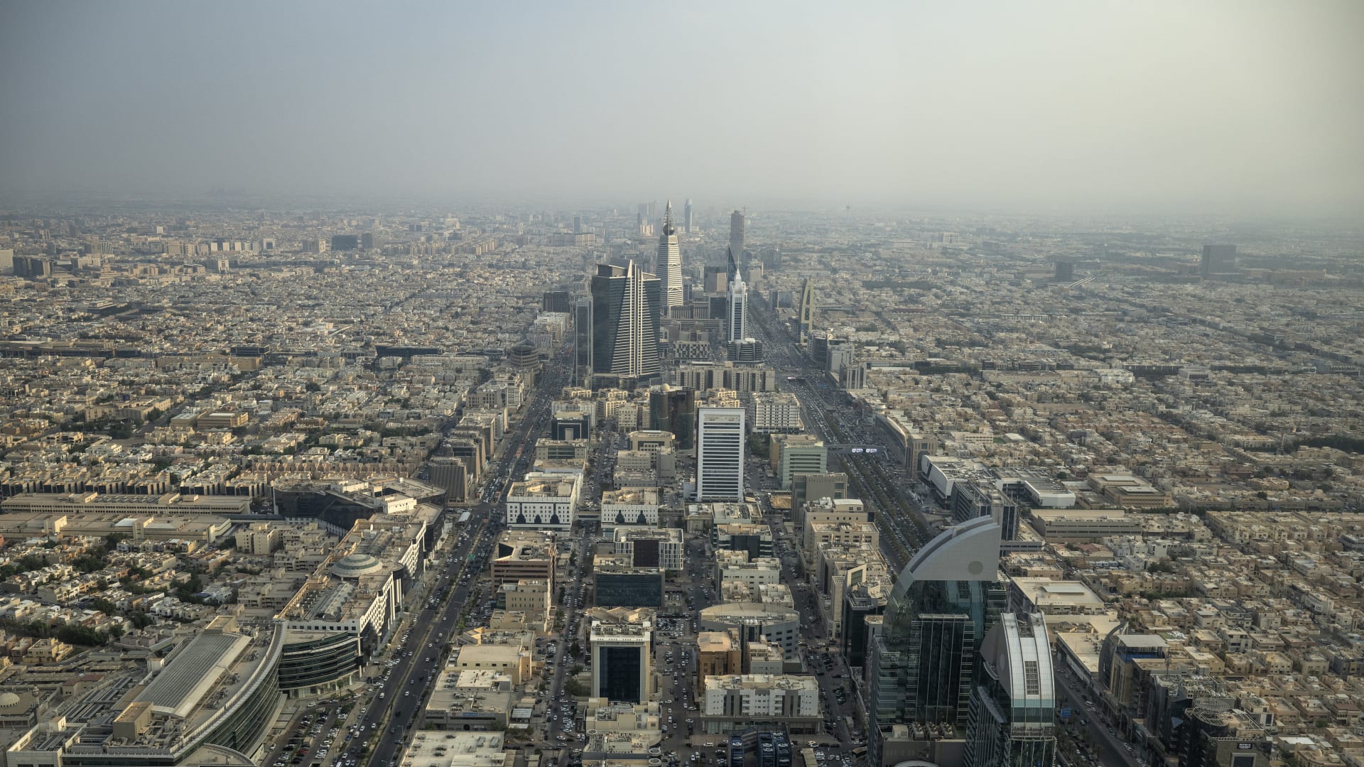 "حرائق هائلة وصواريخ متساقطة".. ما حقيقة مقاطع منسوبة لهجمات الحوثية على الرياض؟