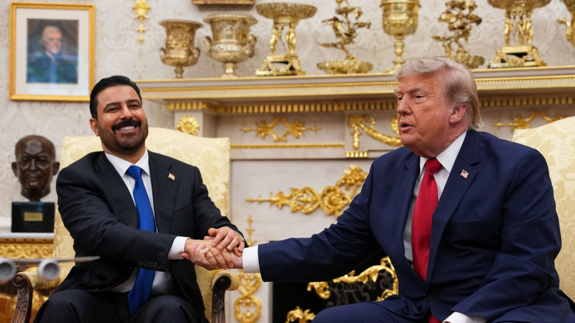 رئيس وزراء العراق يزور طهران بعد أيام من لقائه ترامب في واشنطن