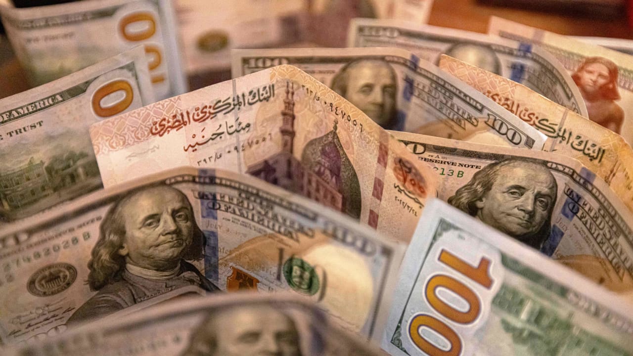 أوراق نقدية للجنيه المصري والدولار الأمريكي
