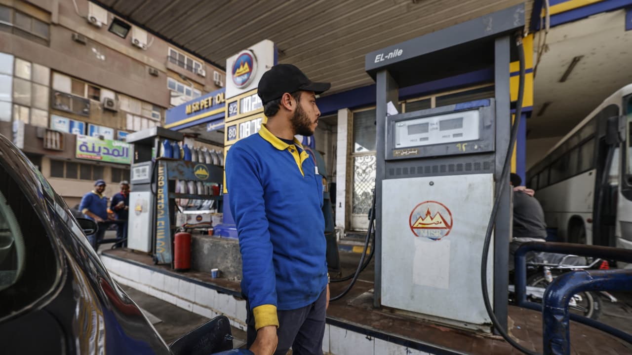 مصر: انخفاض معدل النمو لأقل من 4%.. وطلب إحاطة لرفض زيادة سعر البنزين