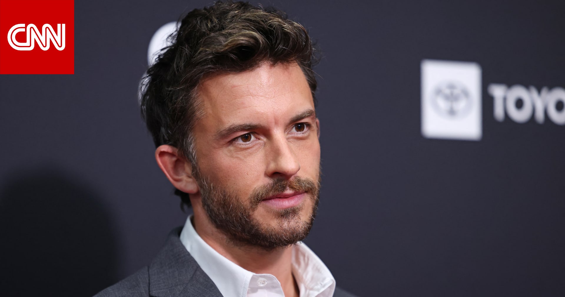 مجلة بيبول: جوناثان بيلي "الرجل الأكثر جاذبية على قيد الحياة" لعام 2025