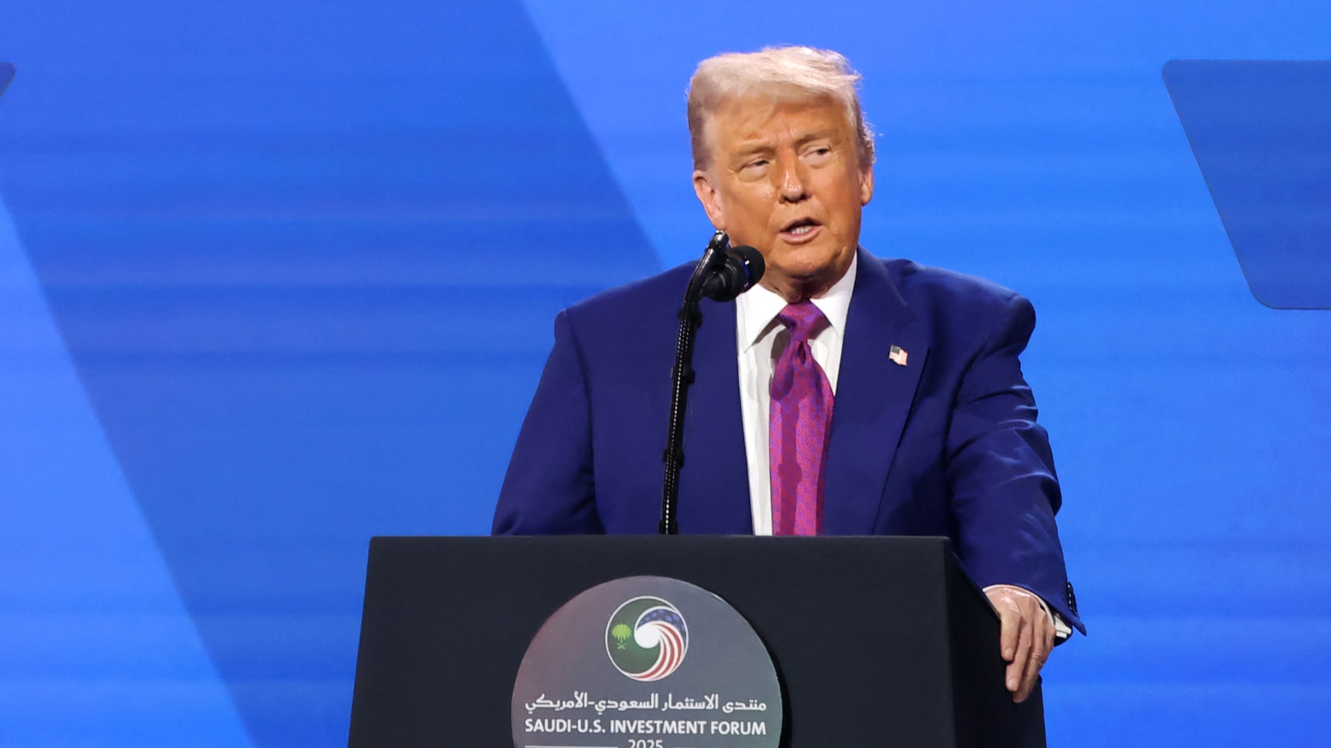 من الرياض.. ترامب يقرر رفع العقوبات عن سوريا و"يحلم" بتطبيع السعودية وإسرائيل