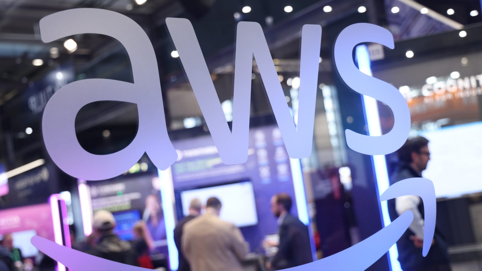 شاهد رد فعل البيت الأبيض بشأن نية أمازون عرض تكاليف التعريفات الجمركية على منتجاتها