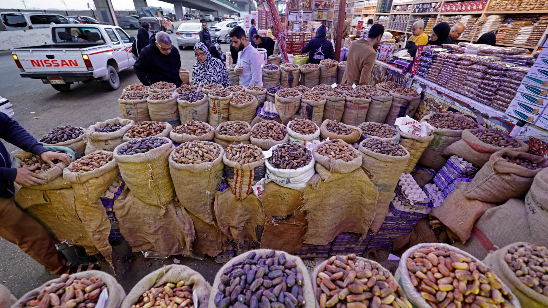 مصر .. الأسواق تستقبل "ياميش رمضان" وسط "ضعف الإقبال".. والحكومة تنظم معارض لـ"خفض الأسعار"