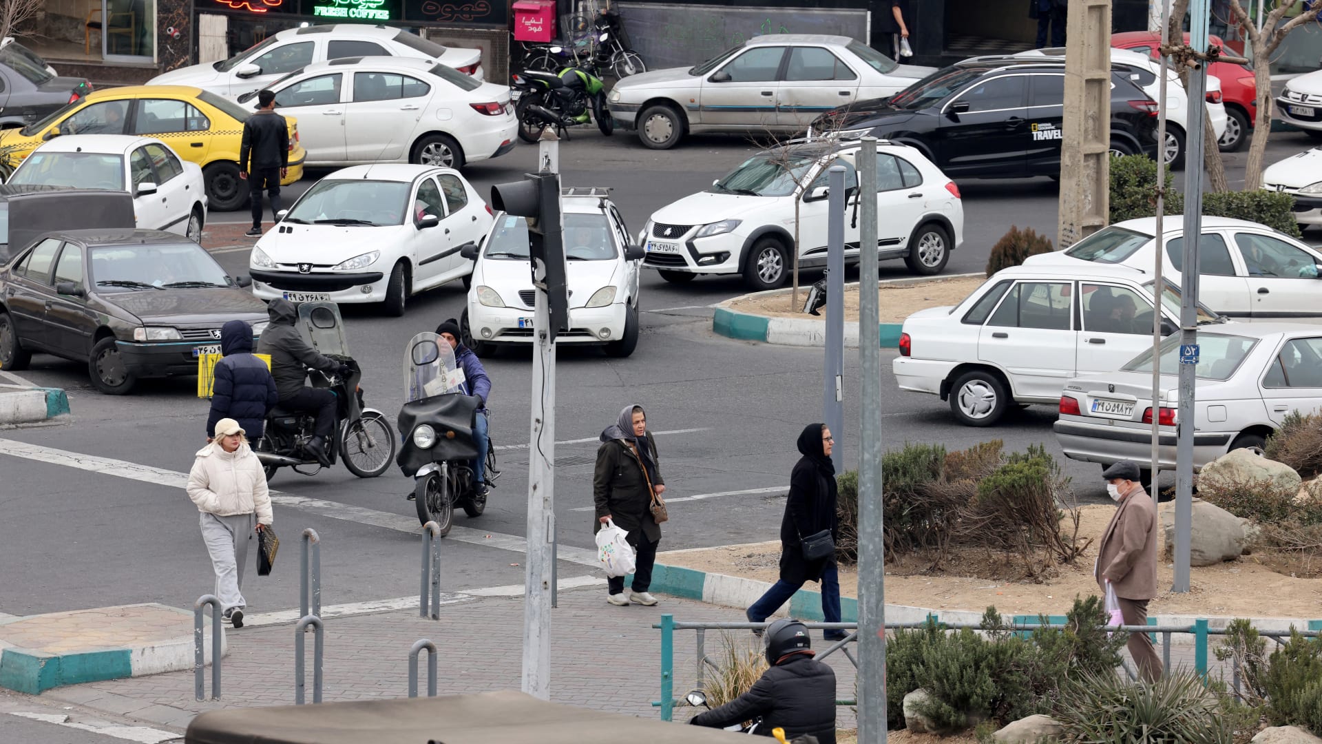 إيران.. قائمة بيضاء لمن يسمح لهم بدخول الانترنت مع عودة الاتصال جزئيا