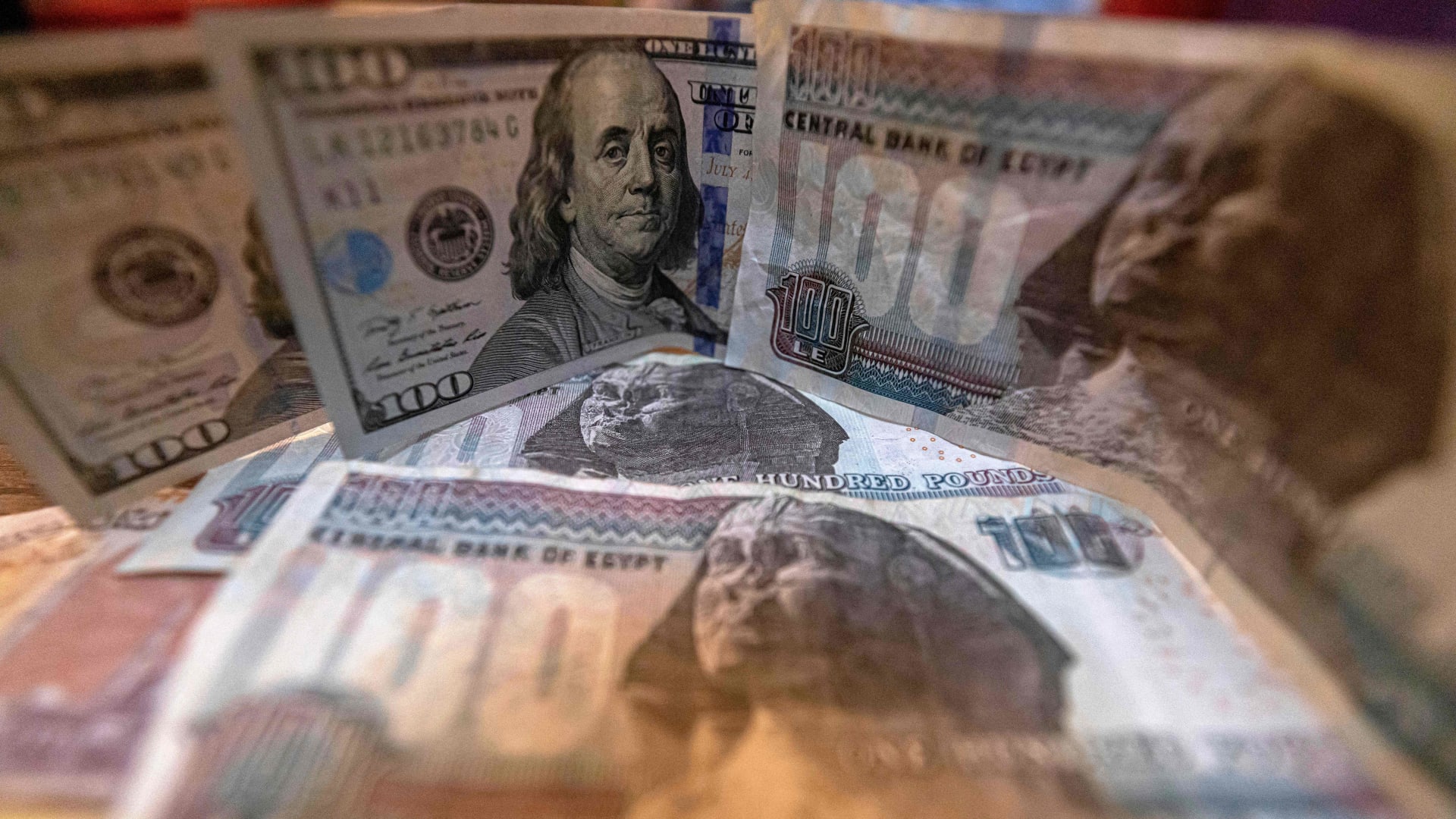 أوراق نقدية من الجنيه المصري و الدولار 