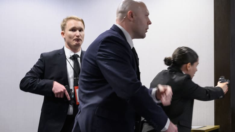 تحديث مباشر.. ماذا نعلم عن إخلاء ترامب ومطلق النار بحفل عشاء مراسلي البيت الأبيض؟