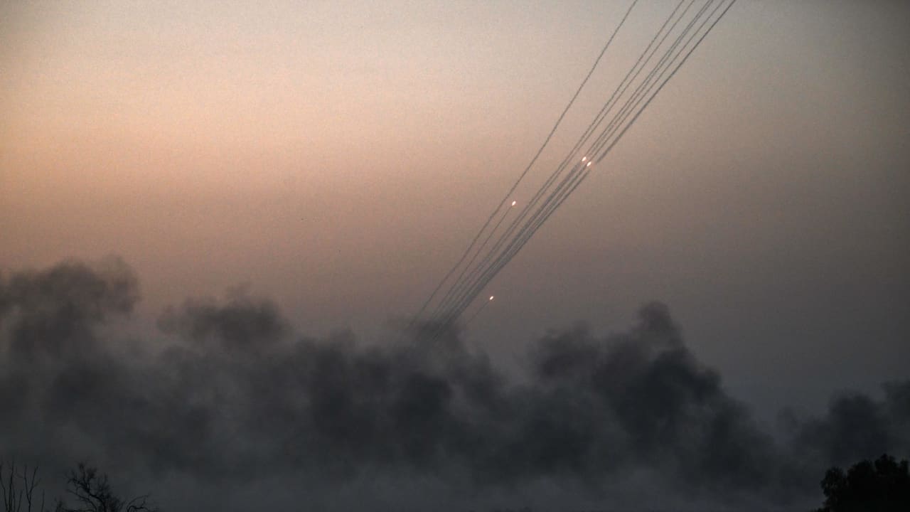 سماع دوي انفجارات عنيفة في غزة وسط حديث إسرائيل عن "مرحلة جديدة من الحرب"