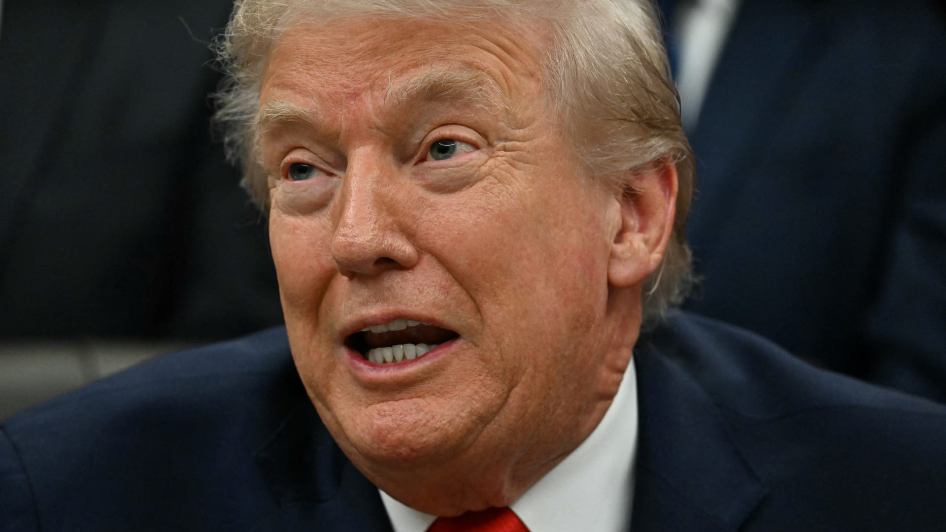 ماذا قال ترامب عن ظهوره في صور جيفري إبستين؟