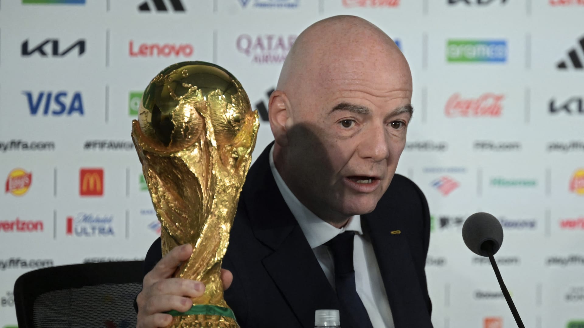"لا نجني دولاراً واحداً".. رئيس فيفا يرد على منتقدي استراحة شرب المياه في المونديال