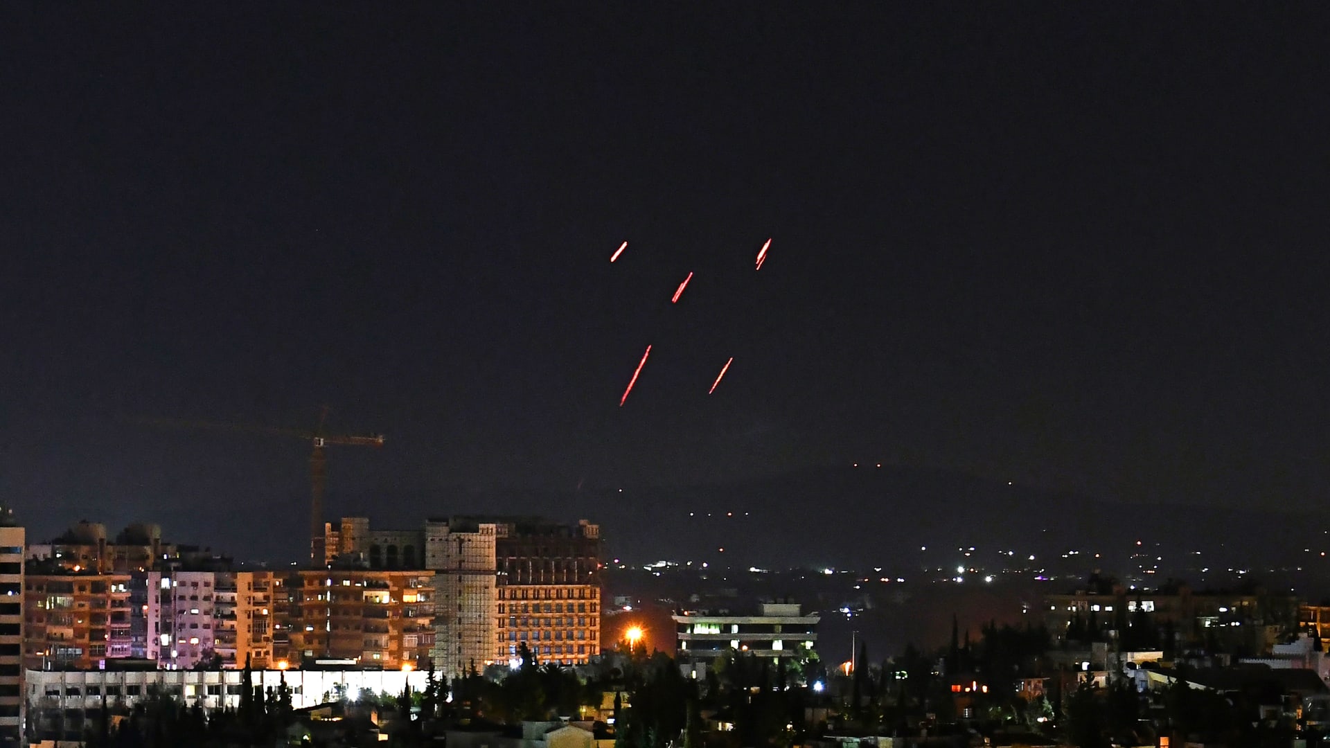 سوريا: إسرائيل شنت هجوماً صاروخياً.. والمرصد: استهدف موقع مليشيات إيرانية