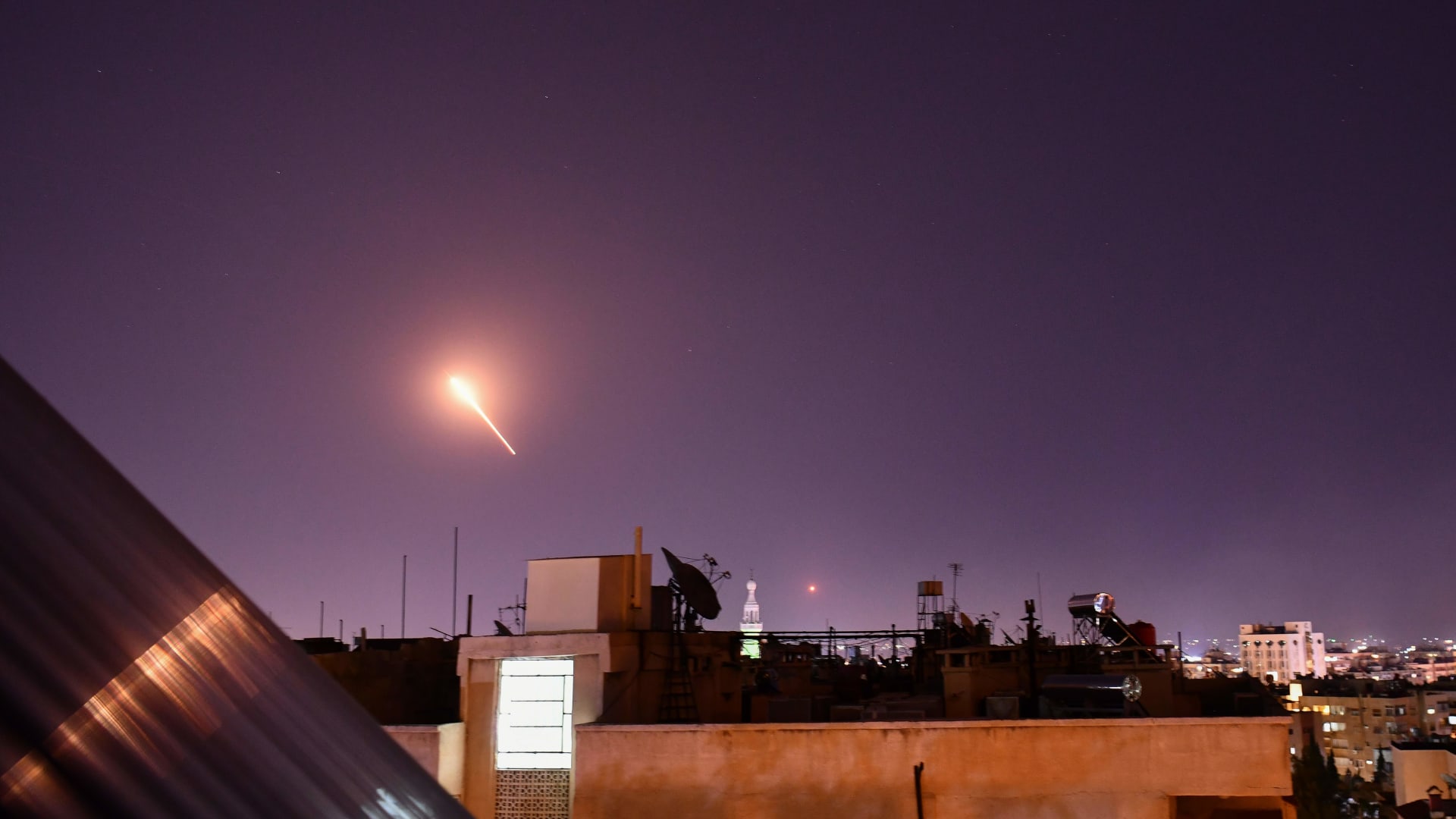 صورة أرشيفية من تصدي الدفاع الجوي السوري لقصف صاروخي في يوليو عام 2020