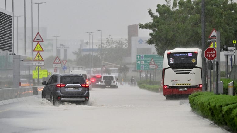 الإمارات تشهد هطول "أكبر كميات أمطار في تاريخها الحديث".. ومركز الأرصاد يعلن توقعاته