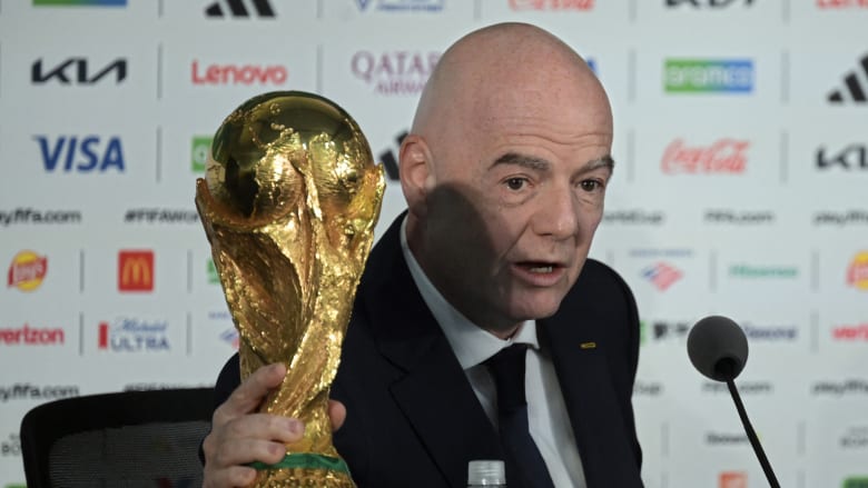 "لا نجني دولاراً واحداً".. رئيس فيفا يرد على منتقدي استراحة شرب المياه في المونديال