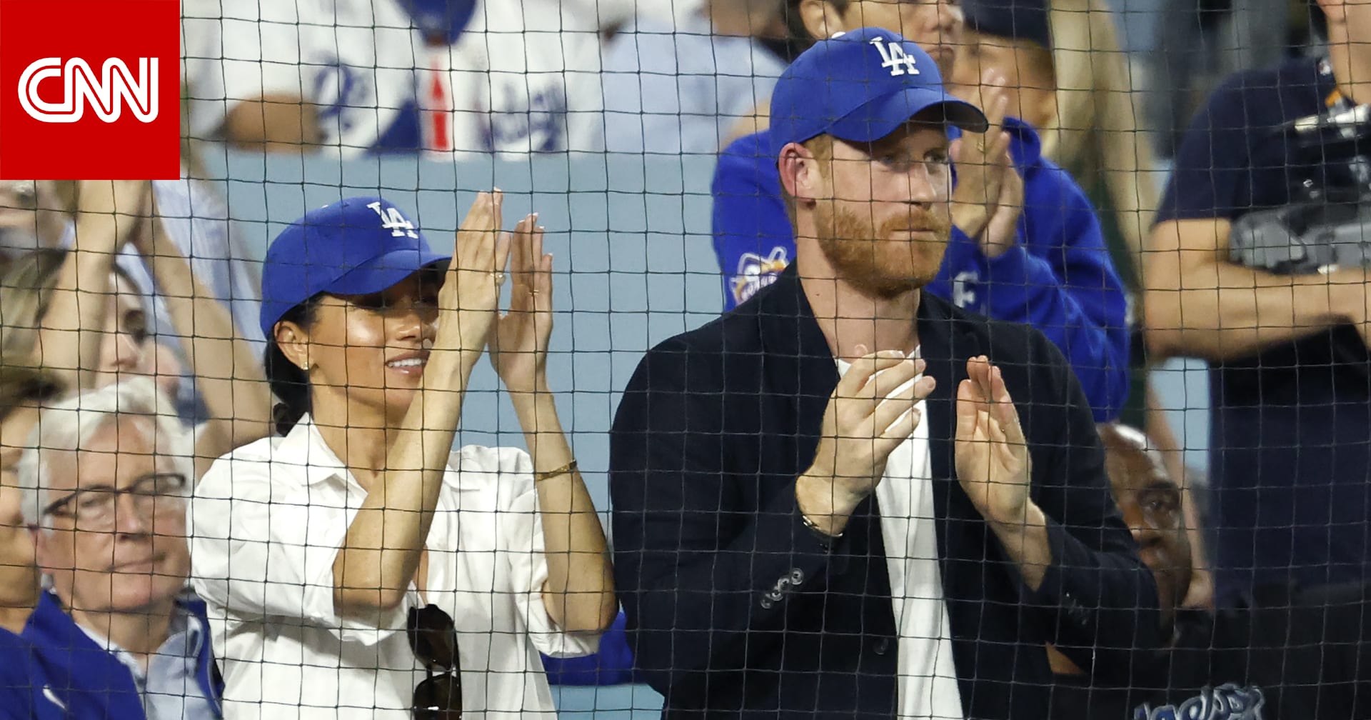 الأمير هاري يعتذر "مازحا" لكندا بسبب خطأه في ارتداء قبعة فريق بيسبول أمريكي